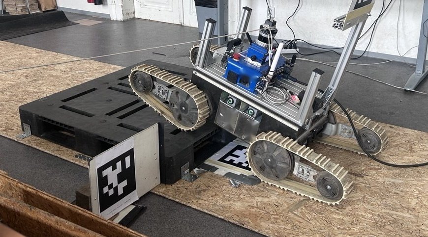 Mapless, Stabilizing, and Anti-Stuck Flipper Control for Articulated Tracked Robots Figure 1