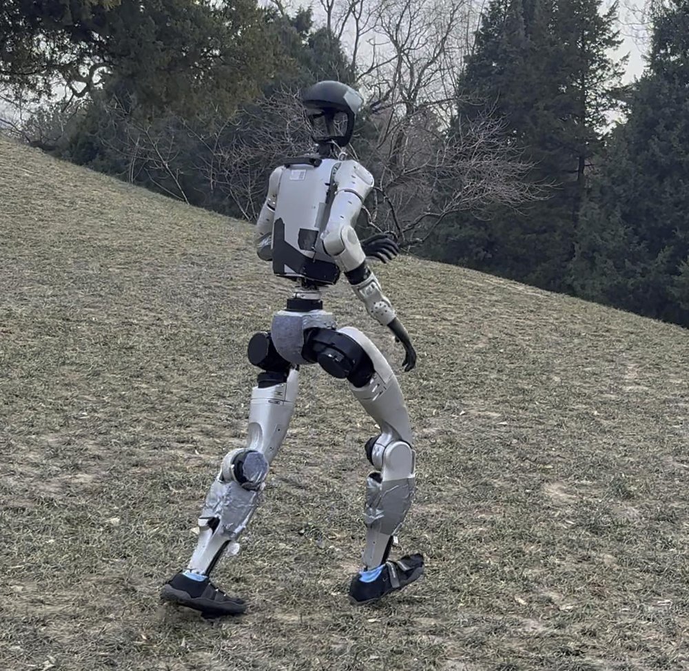 Hiking in the Wild: A Scalable Perceptive Parkour Framework for Humanoids Figure 1